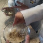 mezclando el azucar con el aceite de coco