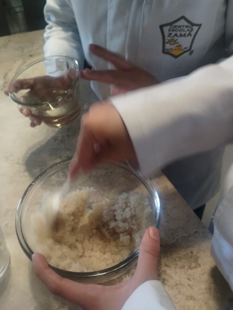 mezclando el azucar con el aceite de coco