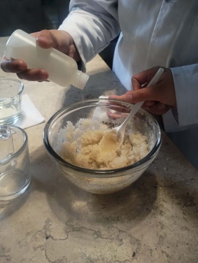 añadiendo aceite de lavanda