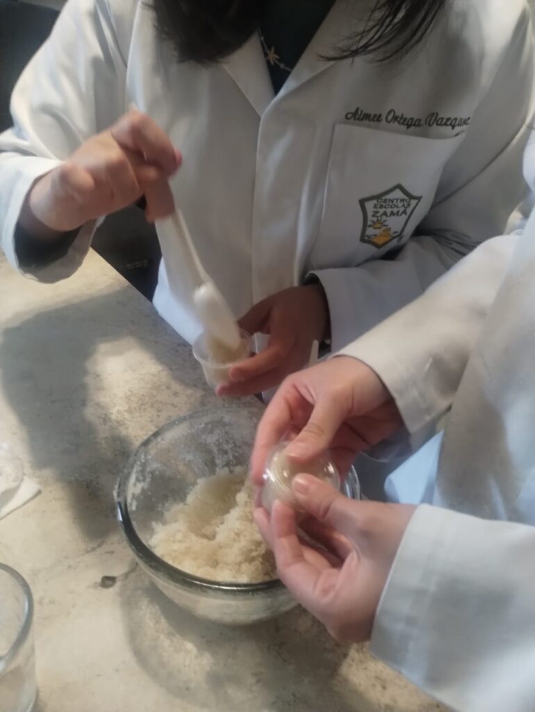 vertiendo mezcla en los botes