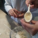 vertiendo mezcla en los botes2