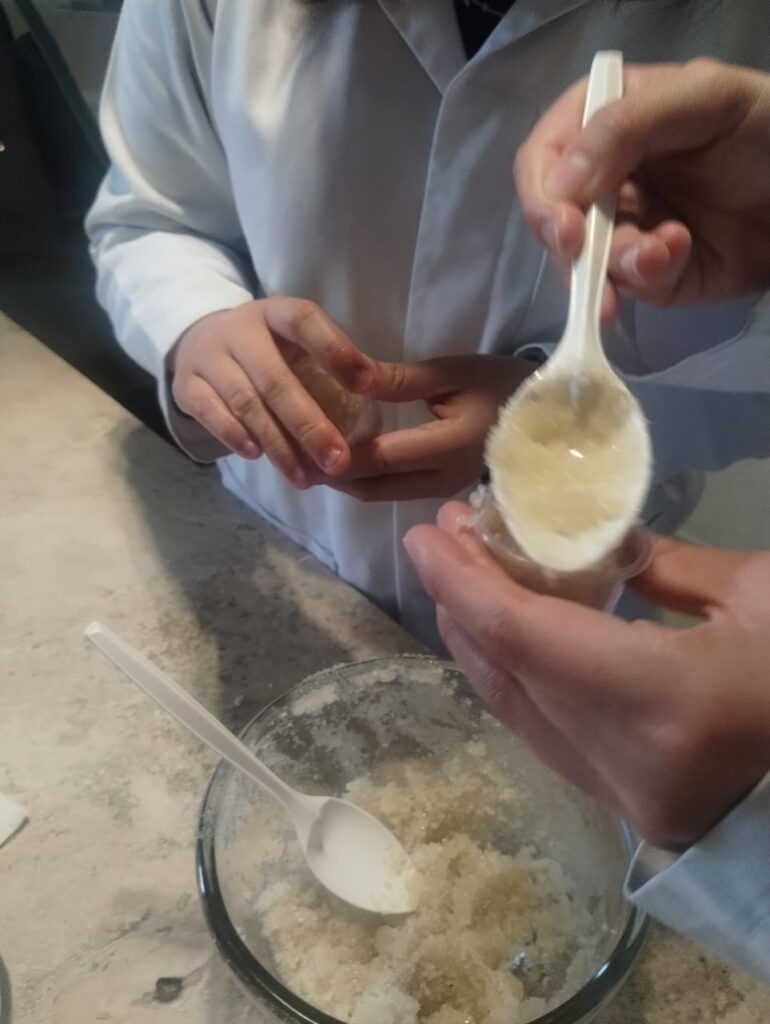 vertiendo mezcla en los botes2