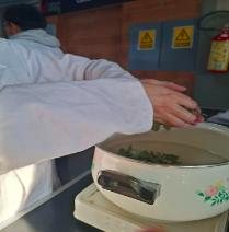 Agregar la hierbabuena en el agua.