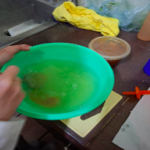 Agregar miel en la infusión tibia.