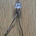 La terminal más larga corresponde al ánodo, la más corta al cátodo.