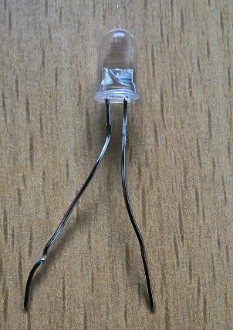 La terminal más larga corresponde al ánodo, la más corta al cátodo.